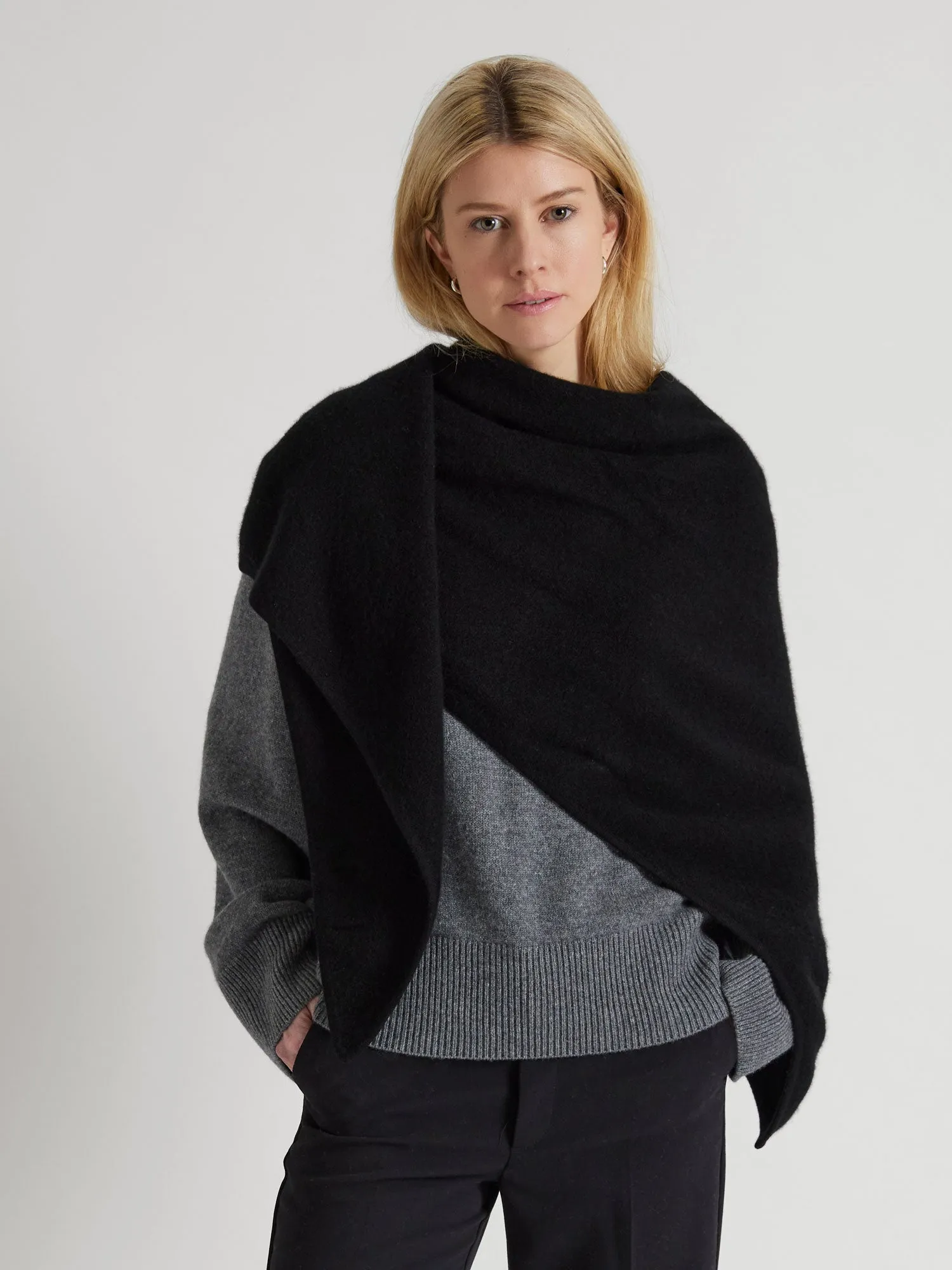 Cashmere scarf "Triangle" - black