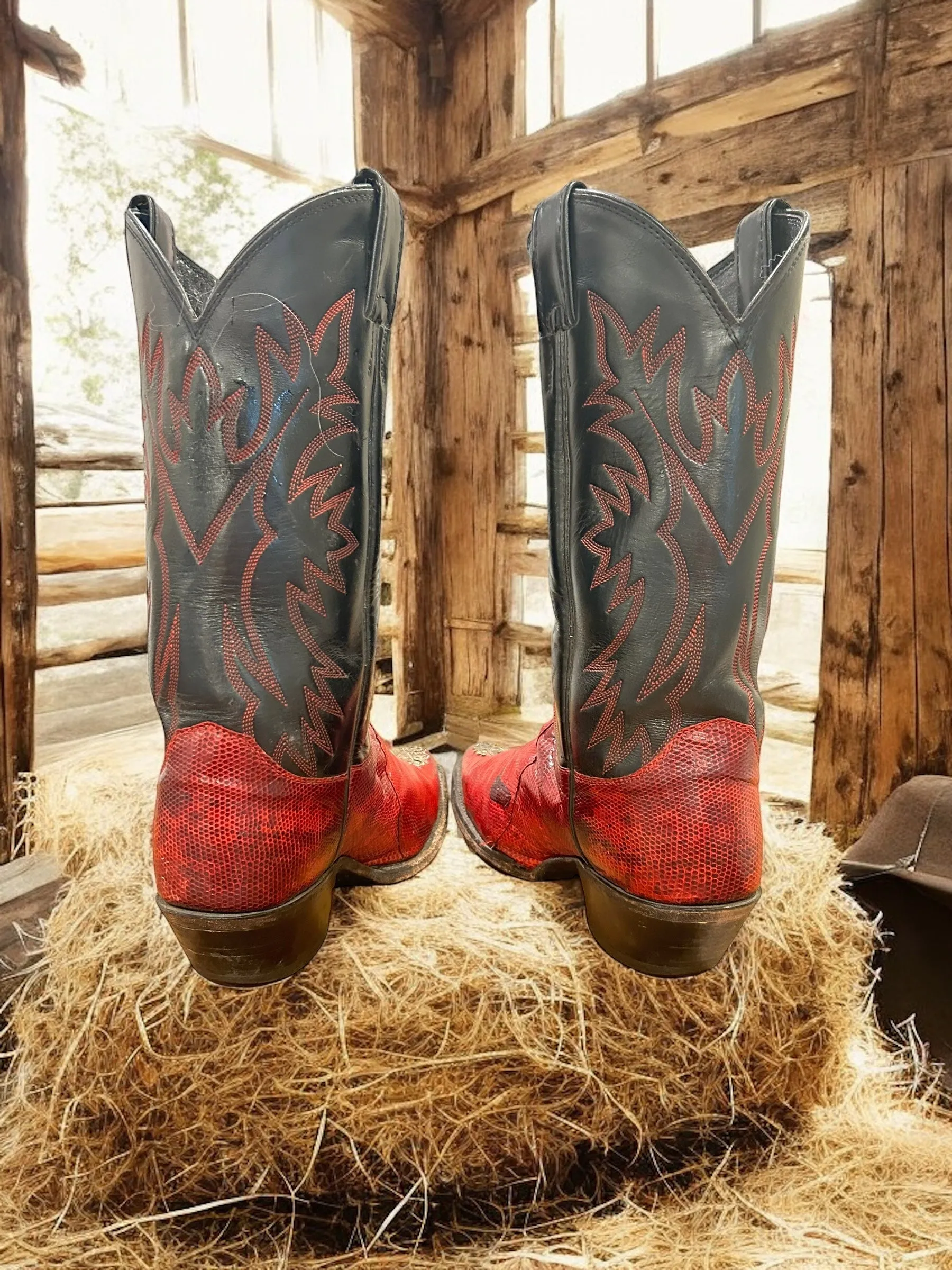 Women’s Size 7.5 B - Justin Vintage Cowboy Western Boots Unique Vintage Metal Additions