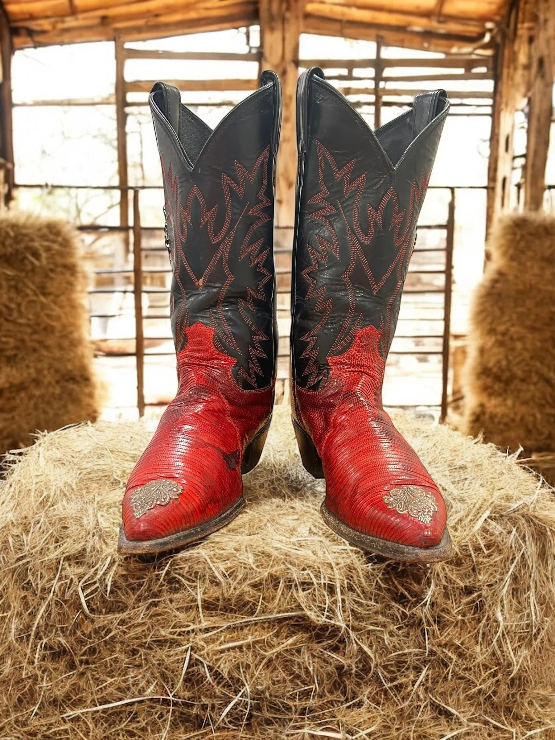 Women’s Size 7.5 B - Justin Vintage Cowboy Western Boots Unique Vintage Metal Additions